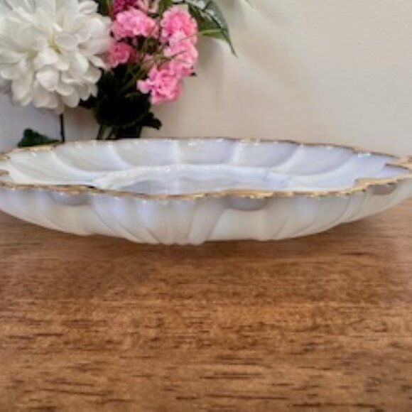 Vintage‎ Milk Glass Deviled Egg Tray with Gold Trim Scalloped Edge Serving Plate - Picture 5 of 7